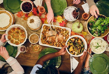 Personas en mesa sirviendo comida en una fiesta eco-friendly