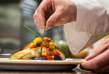 Filete de pescado al horno para un almuerzo balanceado.