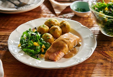 Filete de salmón con espinacas y papas criollas para subir las defensas.