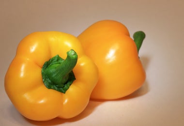 Dos pimientos amarillos para incluirse en la caponata.