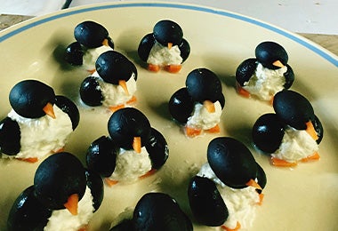 Pingüinos de arándanos y crema, comida para fiesta infanti
