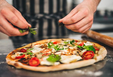 Pizza con queso provolone y otros ingredientes