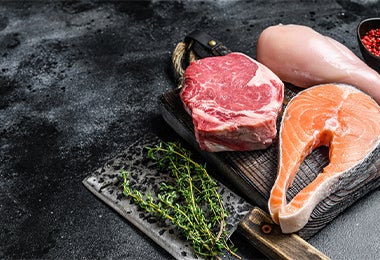 Filetes de varios tipos de carne listos para cocinarse a la plancha.