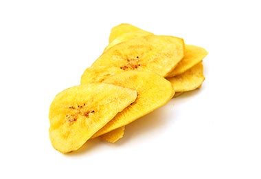 Tajadas de plátano maduro para acompañar el sudado de pollo.