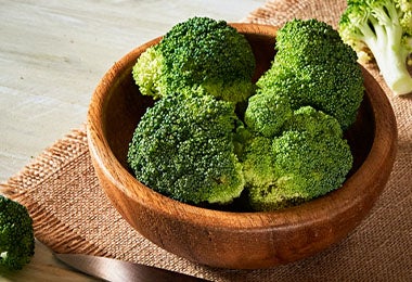 Plato con brócoli verduras verdes 