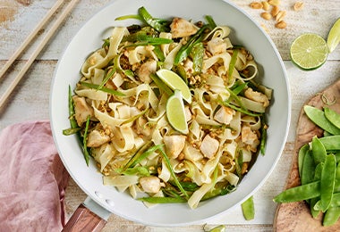 Plato de Pad Thai con verduras, maní y lima