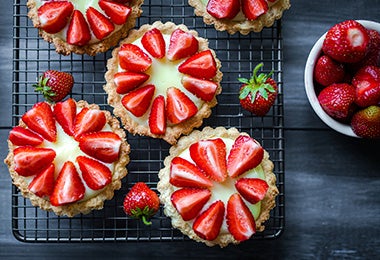 5 platos de helado de frutos rojos sin lactosa con fresas encima