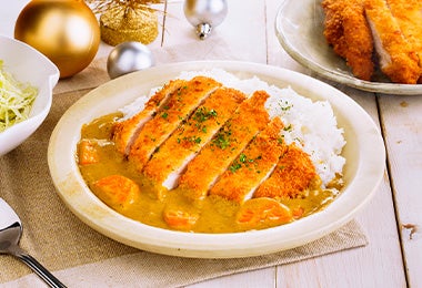 Platillo de pollo japonés katsu con arroz y salsa tonkatsu