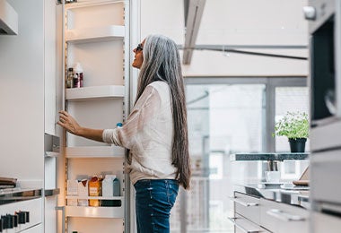 Mujer sacando los ingredientes de la nevera para iniciar con la limpieza.