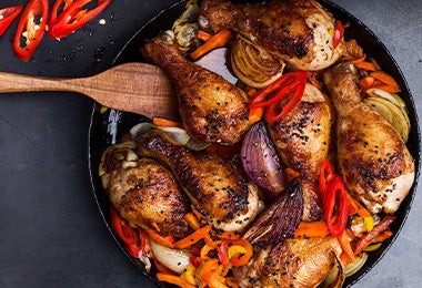 Muslos de pollo, preparados con verduras.