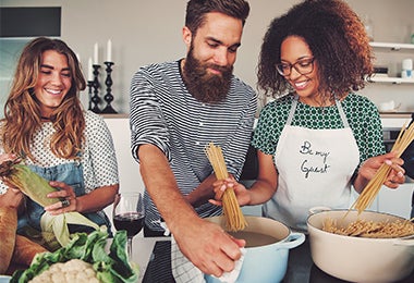 Un grupo de amigos cocinando en casa