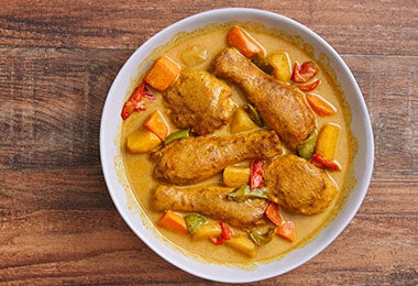 Platillo de pollo sudado como alimento proteína constructor.