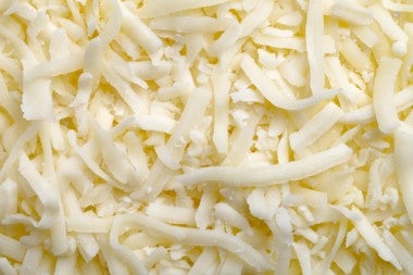 Queso rallado, listo para ser derretido y rellenar el huevo escocés.