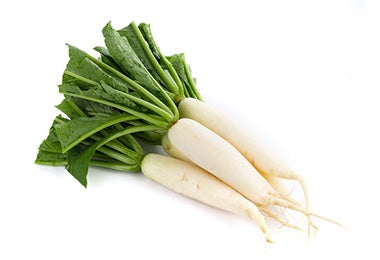 El rábano asiático o daikon es de color blanco y forma alargada.