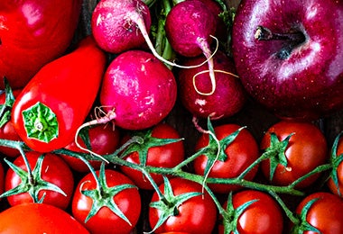 Rábanos con tomates cherry y otras frutas y verduras.