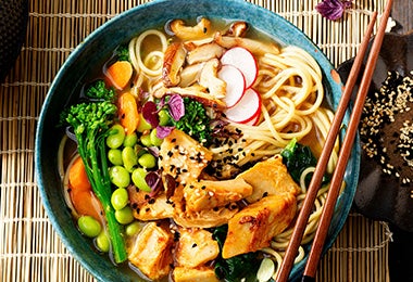 Plato de ramen de cerdo con palillos.