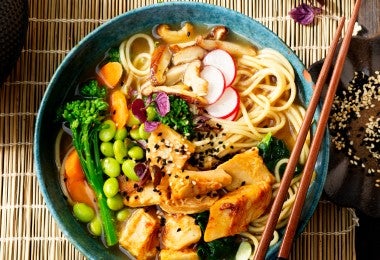 Plato de ramen sazonado con cola de cerdo visto desde arriba.