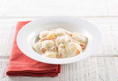 Raviolis en salsa con surimi en plato hondo 