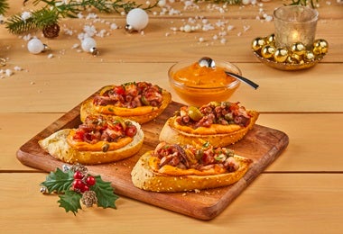 Rebanadas de pan con pulpo a la parrilla y mayonesa chipotle