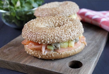 Receta de pan bagel con salmón y aguacate