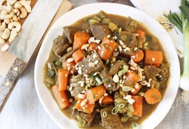Plato de guiso de vegetales con zanahorias, cebolla y marañones troceados