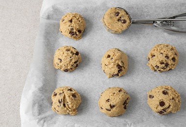 Masa de galletas con chips de chocolate.