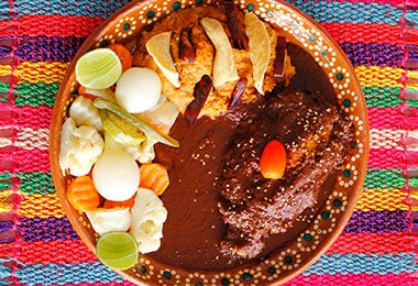 Mole con verduras y pollo, una receta con chocolate típica de México.