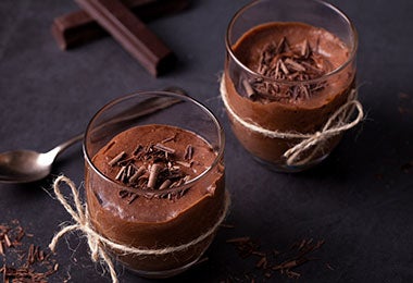 Dos mousses de chocolate, una receta muy famosa al pensar en postres.