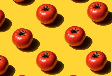 Tomates sobre un fondo amarillo, listos para usar en una receta.