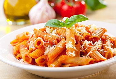 Penne con salsa napolitana y queso, una receta con tomate tradicional.