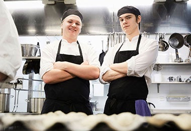 Personas visitan restaurante reconocido.