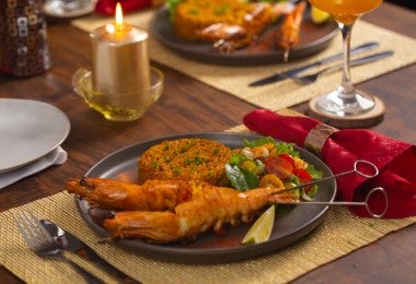 Risotto de langosta en una mesa románticamente decorada.