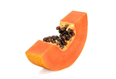 Rodaja de papaya con semillas