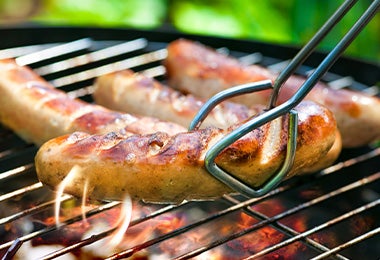 Salchichas en asador para cocinar a la leña 