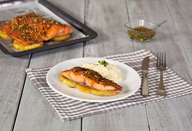 Salmón con mantequilla clarificada ghee y puré de papa 