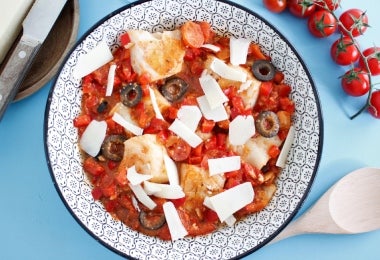 Platillo potenciado con salsa de anchoas y tomate.