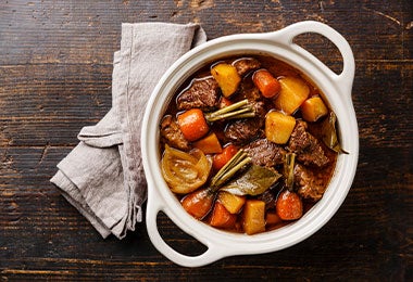 Estofado de carne con vegetales, típico de la cocina andina.