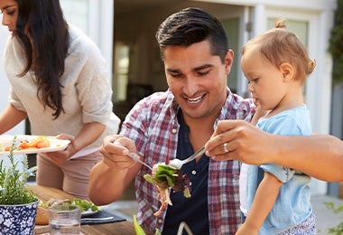 Familia compartiendo en Semana Santa a la hora del almuerzo.