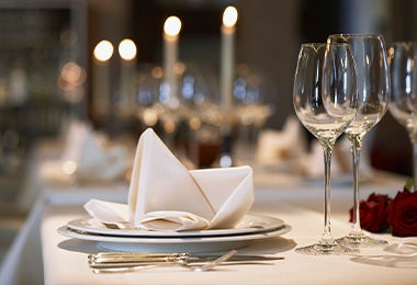 Mesa con flores y copas para montar una mesa formal al aire libre