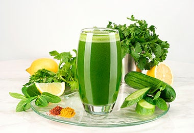 Smoothie con variedad de verduras verdes  