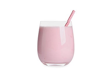 Vaso de smoothie de fresa como comida rosada para fiesta de colores.