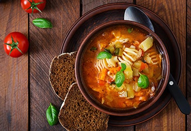 Sopa de minestrone, receta de comida italiana  