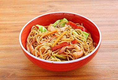 Bowl de sopa soba con dashi.
