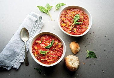 Sopa de tomate con zucchini, pan y laurel
