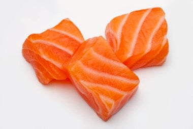 Cubos de salmón ahumado en frío utilizados para sushi.