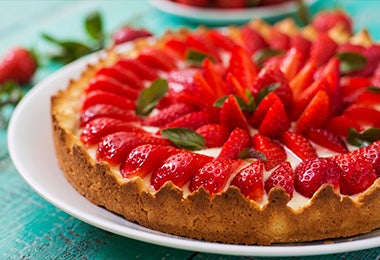 Tarta de fresas con galleta, hierbas y queso, un postre icónico