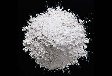 La harina refinada tiene un color blanco. 