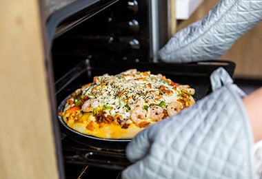 Los diferentes tipos de pizzas de suelen preparar al horno. 