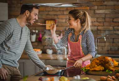 Una pareja probando el punto de sal de su plato