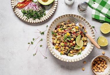 Tipos de granos para ensalada como la quinoa, con rodajas de limón y aguacate